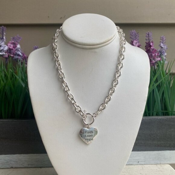 WHITE HEART NECKLACE - Picture 3 of 4